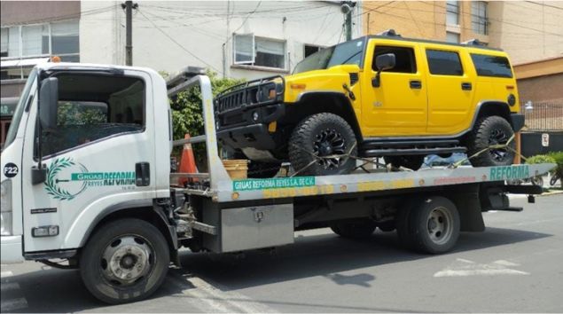 Plataforma Grúas Reforma transportando vehículo